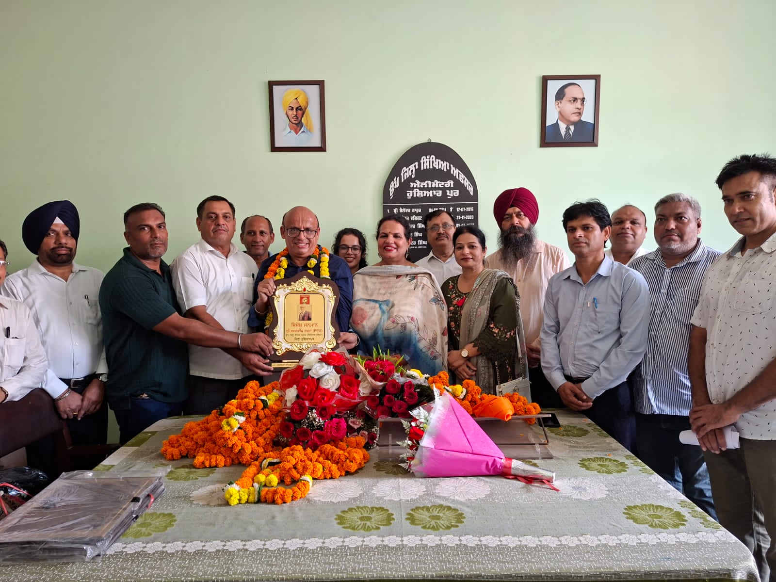 Government Teachers Union honours Deputy DEO (Elementary) on taking charge.